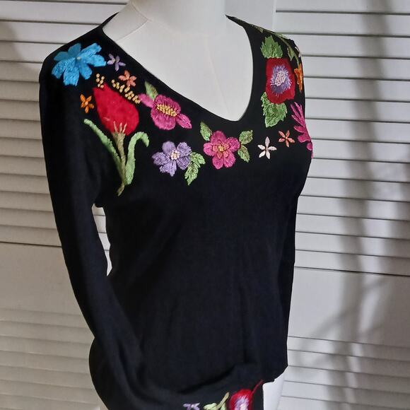 Michelle Nicole Sm Black Long-Sleeved Sweater Floral Embroidered Accents V Neck - Picture 1 of 14